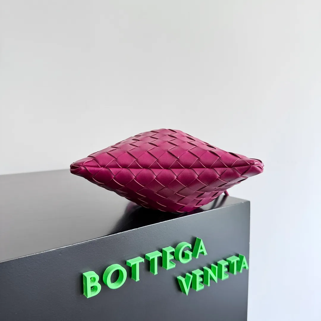 Batch 1400 BOTTEGA VENETA DUSTBAG mini size is officially launched📣📣. It still continues the classic weaving process. The lazy and casual feeling presented by the drawstring pockets is not too suitable for summer. The small back body is light and convenient. It is enough to carry lipstick and tissues when going out every day. It is not easy to make mistakes with any clothes. The shoulder strap has a buckle and pull-out design, which can be adjusted to unlock multiple carrying methods. Style number: 816987 Size: 21*16.6*1cm